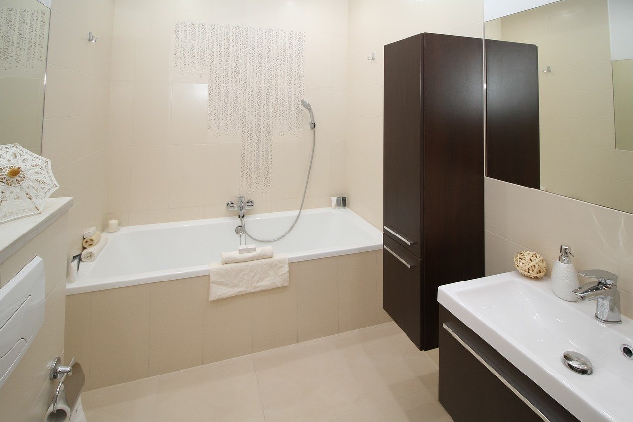 Badezimmer mit Badewanne, Fliesen und Waschtisch