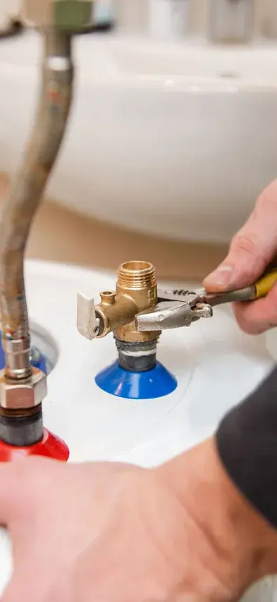 Arbeiten an einem Ventil am Warmwasserspeicher