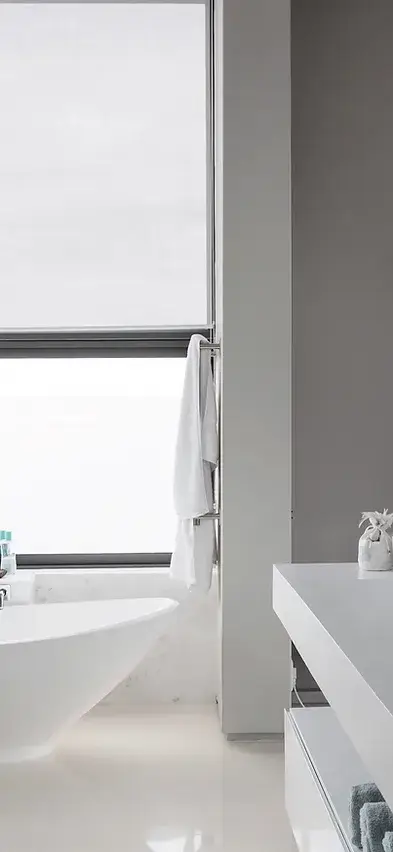 Helles Badezimmer mit Badewanne und Waschtisch